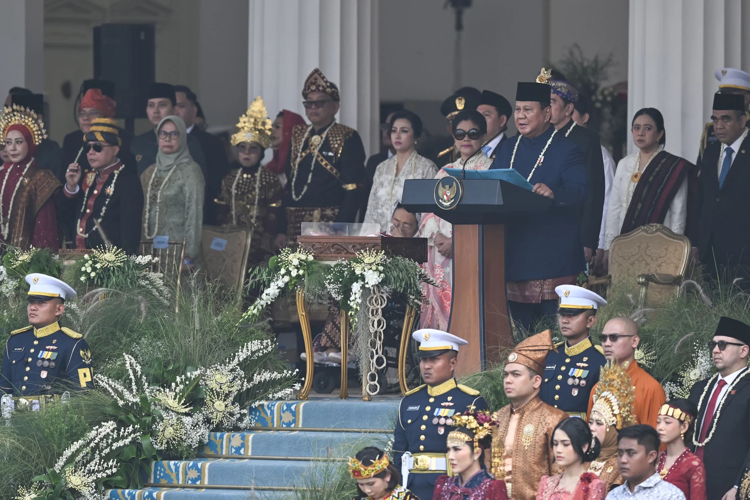 Presiden Prabowo Subianto (ketiga kanan) membacakan naskah Proklamasi pada Upacara Peringatan Detik-Detik Proklamasi Kemerdekaan Ke-81 Republik Indonesia di Istana Merdeka, Jakarta Presiden Prabowo Subianto (ketiga kanan) membacakan naskah Proklamasi pada Upacara Peringatan Detik-Detik Proklamasi Kemerdekaan Ke-81 Republik Indonesia di Istana Merdeka, Jakarta