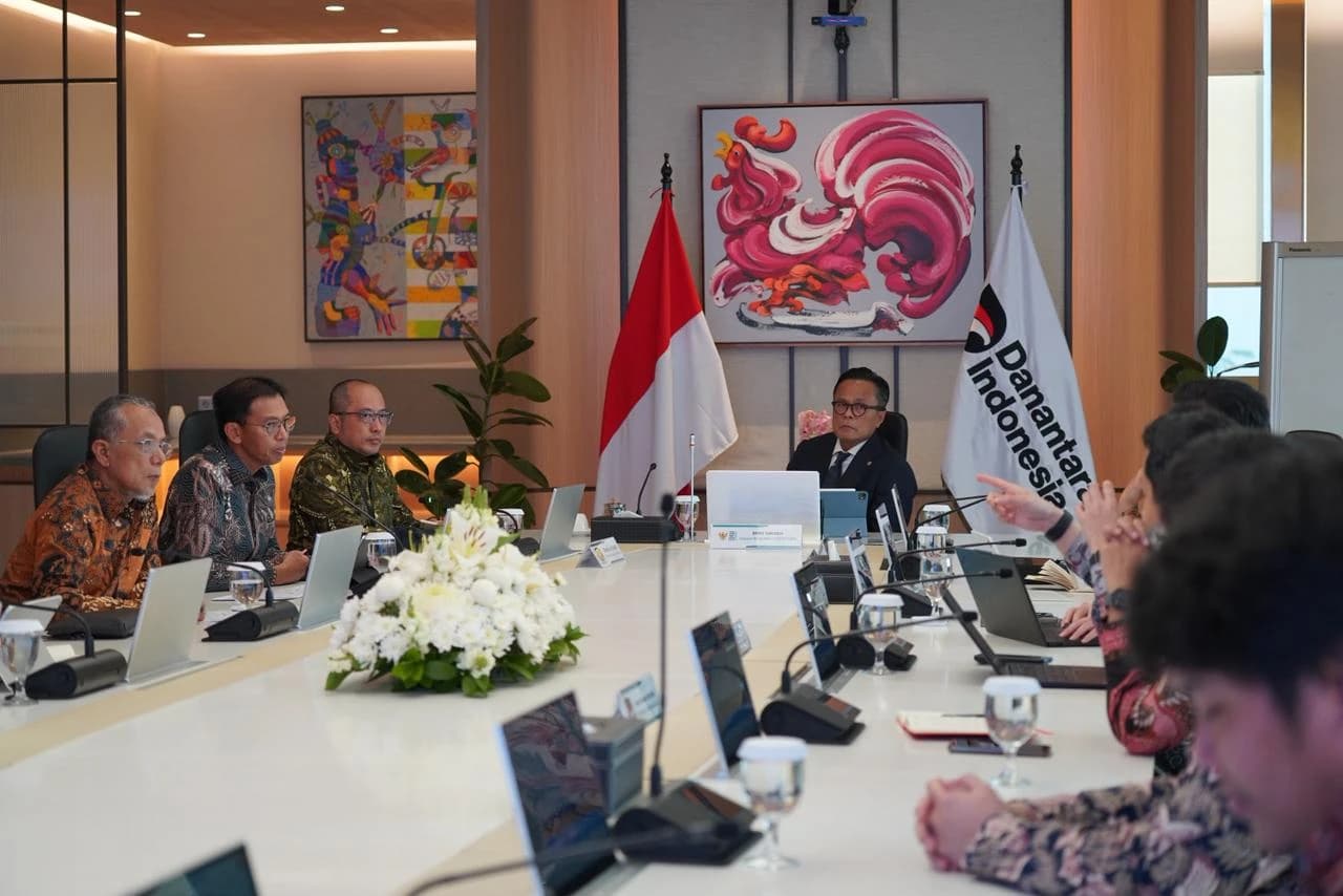 Kepala BP BUMN sekaligus COO Danantara Dony Oskaria (jas hitam) dalam pertemuan. Kepala BP BUMN sekaligus COO Danantara Dony Oskaria (jas hitam) dalam pertemuan.