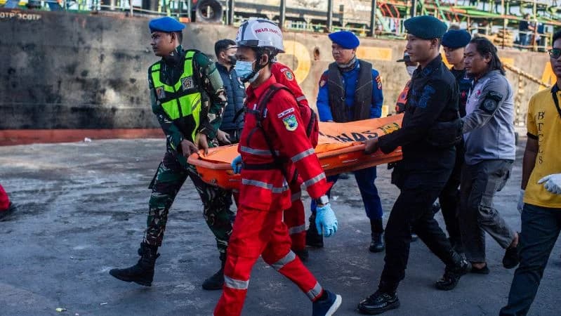 Tim SAR gabungan mengangkat kantong berisi jenazah korban kapal motor penumpang (KMP) Virgo Transport 8. Tim SAR gabungan mengangkat kantong berisi jenazah korban kapal motor penumpang (KMP) Virgo Transport 8.
