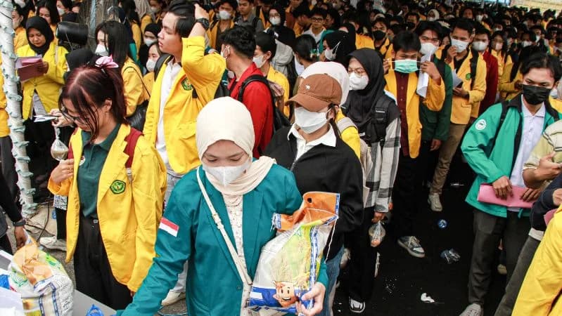 Mahasiswa di Kalimantan Tengah antre mengambil paket bantuan sembako imbas bentuk bantuan karhutla. Mahasiswa di Kalimantan Tengah antre mengambil paket bantuan sembako imbas bentuk bantuan karhutla.