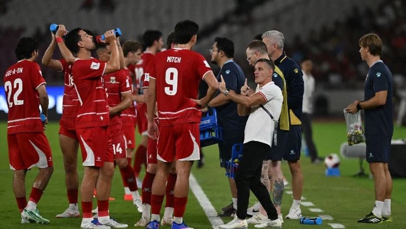 Pelatih Timnas Indonesia John Herdman (ketiga kanan) memberikan instruksi saat tim asuhannya melawan Timnas Singapura. Pelatih Timnas Indonesia John Herdman (ketiga kanan) memberikan instruksi saat tim asuhannya melawan Timnas Singapura.