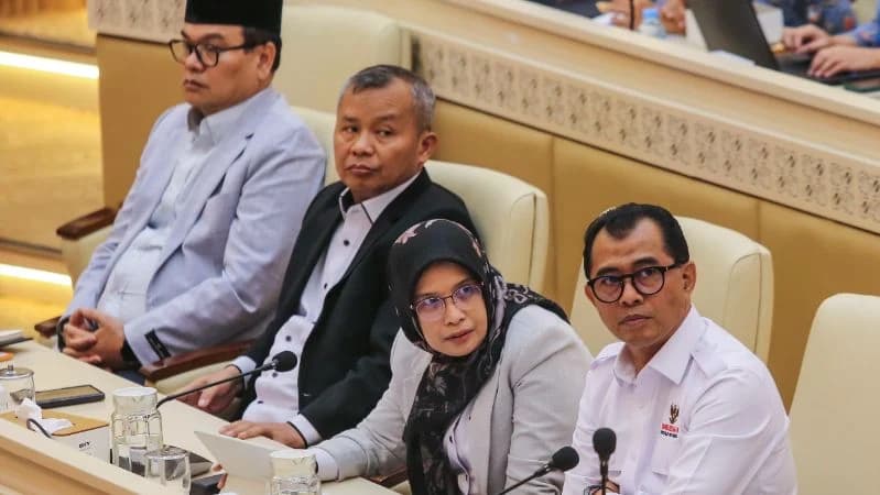 Ketua Ombudsman Nuzran Joher (kanan) bersama anggota Ombudsman Syafrida Rachmawati Rasahan (kedua kanan) saat rapat dengan Komisi II DPR, di komplek parlemen, Senayan, Jakarta. Ketua Ombudsman Nuzran Joher (kanan) bersama anggota Ombudsman Syafrida Rachmawati Rasahan (kedua kanan) saat rapat dengan Komisi II DPR, di komplek parlemen, Senayan, Jakarta.