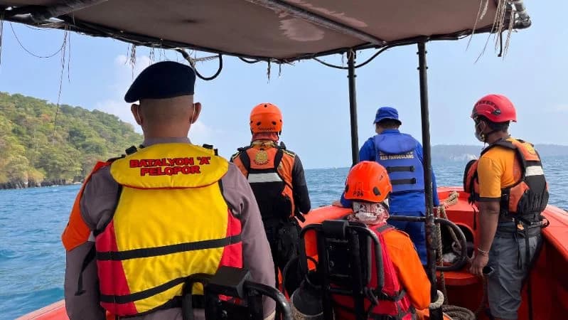 Tim SAR gabungan melakukan operasi pencarian delapan orang yang masih belum diketahui keberadaannya di perairan Selat Sunda. Tim SAR gabungan melakukan operasi pencarian delapan orang yang masih belum diketahui keberadaannya di perairan Selat Sunda.