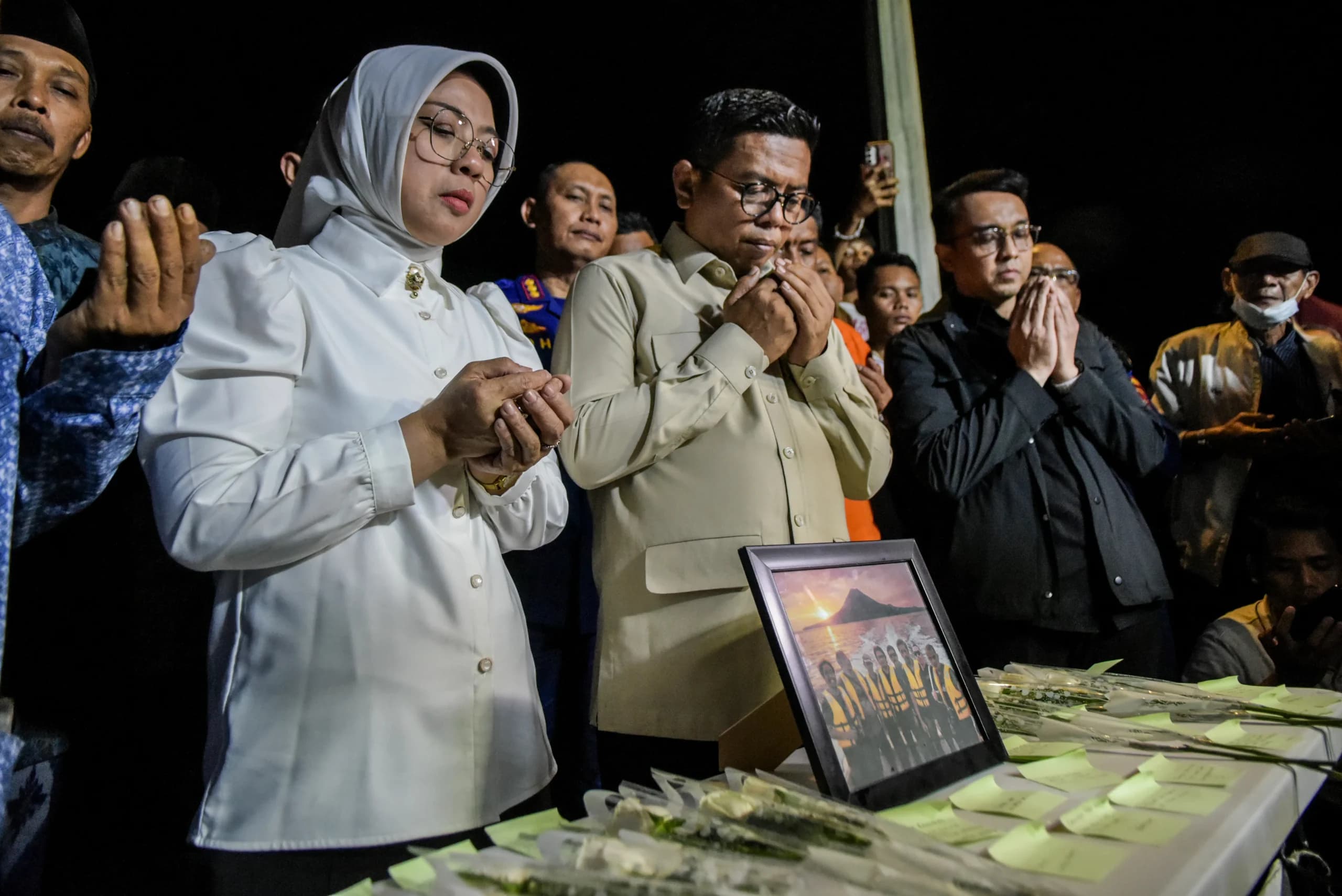 Gubernur Banten Andra Soni (tengah) didampingi istrinya, Tinawati Andra Soni (kiri), mengikuti doa bersama untuk jurnalis dan awak kapal yang hilang kontak di Carita, Pandeglang, Banten, Gubernur Banten Andra Soni (tengah) didampingi istrinya, Tinawati Andra Soni (kiri), mengikuti doa bersama untuk jurnalis dan awak kapal yang hilang kontak di Carita, Pandeglang, Banten,