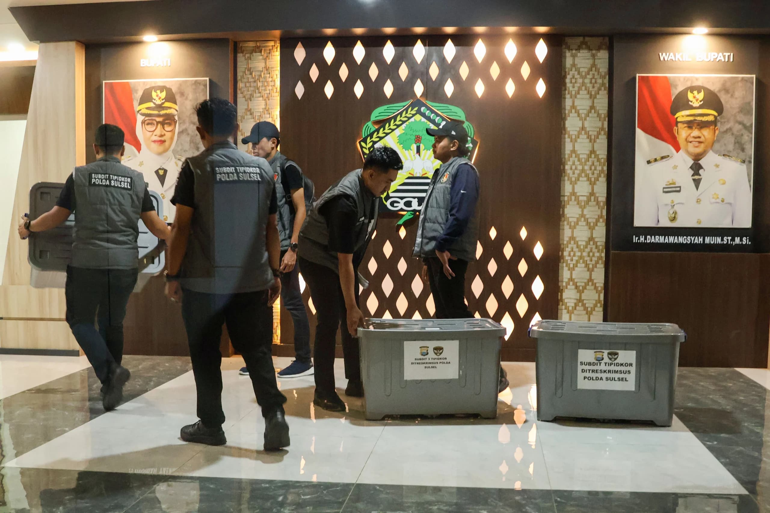 Polisi mengangkut boks berisi hasil penggeledahan di Kantor Bupati Kabupaten Gowa, Sulawesi Selatan, Senin (21/9/2026). Polisi mengangkut boks berisi hasil penggeledahan di Kantor Bupati Kabupaten Gowa, Sulawesi Selatan, Senin (21/9/2026).