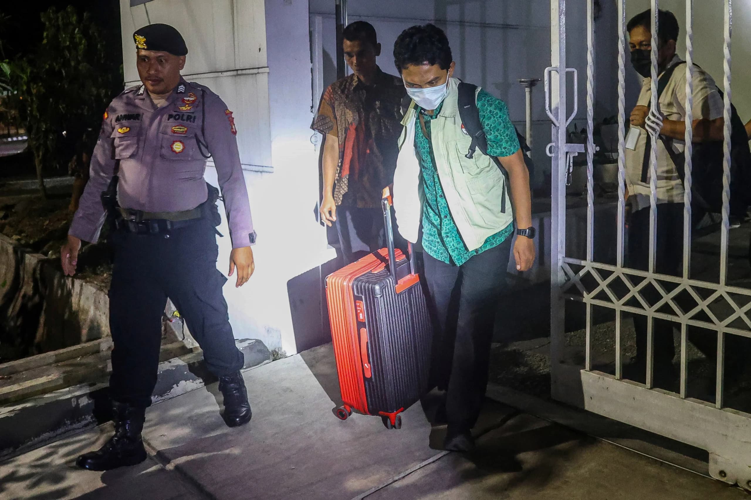 Petugas Komisi Pemberatasan Korupsi (KPK) membawa koper seusai melakukan penggeledahan di rumah Direktur Jenderal Pengendalian dan Penertiban Tanah dan Ruang (Dirjen PPTR) Kementerian ATR/BPN, Lampri di Perumahan Jatiwaringin Asri, Pondok Gede, Kota Bekasi, Jawa Barat Petugas Komisi Pemberatasan Korupsi (KPK) membawa koper seusai melakukan penggeledahan di rumah Direktur Jenderal Pengendalian dan Penertiban Tanah dan Ruang (Dirjen PPTR) Kementerian ATR/BPN, Lampri di Perumahan Jatiwaringin Asri, Pondok Gede, Kota Bekasi, Jawa Barat
