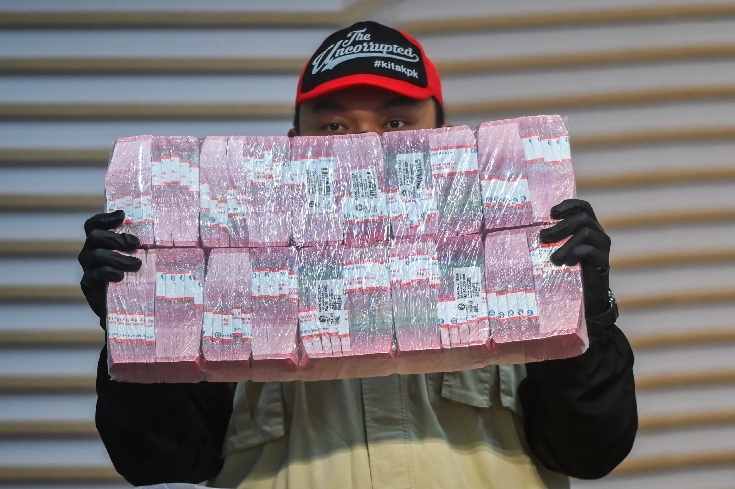 Petugas KPK menunjukkan barang bukti berupa uang tunai saat konferensi pers terkait operasi tangkap tangan (OTT) kasus dugaan korupsi pengurusan hak guna bangunan (HGB) Summarecon di Gedung Merah Putih KPK, Jakarta, Selasa (15/9/2026). Petugas KPK menunjukkan barang bukti berupa uang tunai saat konferensi pers terkait operasi tangkap tangan (OTT) kasus dugaan korupsi pengurusan hak guna bangunan (HGB) Summarecon di Gedung Merah Putih KPK, Jakarta, Selasa (15/9/2026).