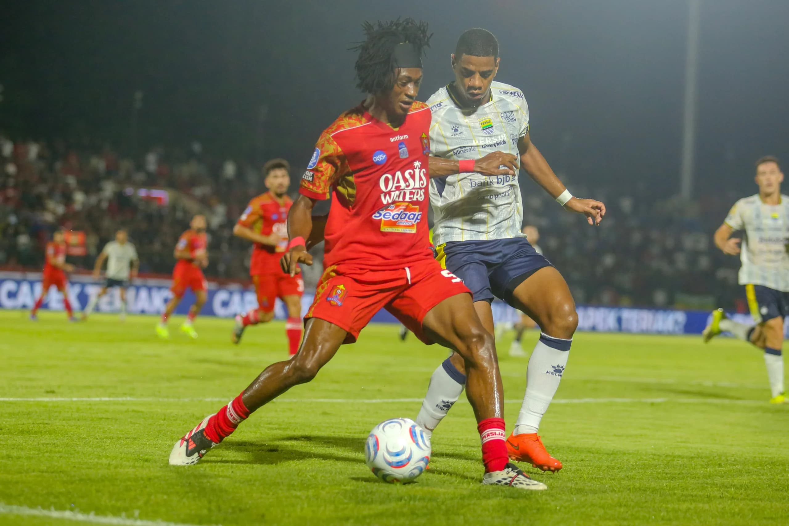 Pesepak bola Persib Bandung Uilliam Barros (kanan) berusaha merebut bola dari pesepak bola Persijap Jepara Najeeb Yakubu (kiri) pada pertandingan Super League 2026/2027 di Stadion Gelora Bumi Kartini (GBK), Jepara, Jawa Tengah, Minggu (20/9/2026). Pesepak bola Persib Bandung Uilliam Barros (kanan) berusaha merebut bola dari pesepak bola Persijap Jepara Najeeb Yakubu (kiri) pada pertandingan Super League 2026/2027 di Stadion Gelora Bumi Kartini (GBK), Jepara, Jawa Tengah, Minggu (20/9/2026).