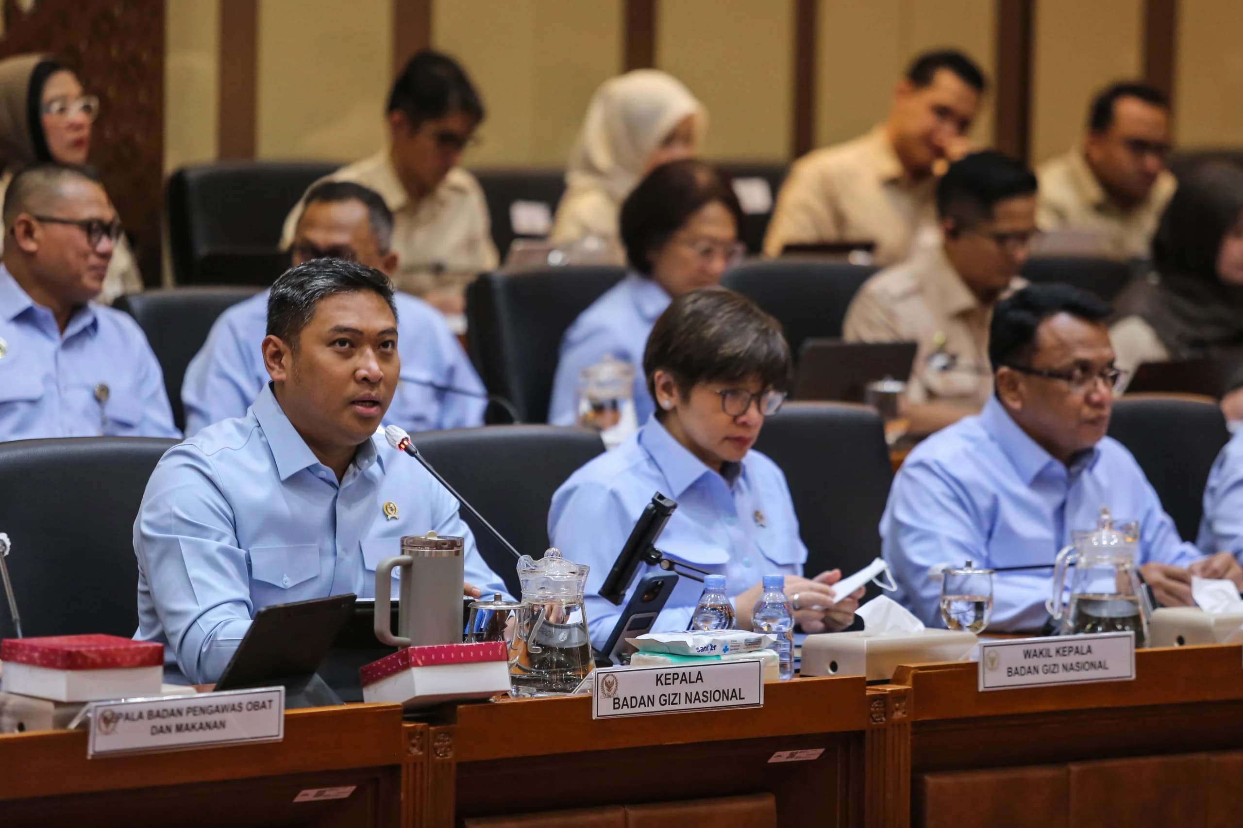 Kepala Badan Gizi Nasional (BGN) Sudaryono (kiri) bersama Wakil Kepala BGN Agustina Arumsari (tengah) dan Trenggono (kanan) menyampaikan paparan saat rapat kerja dengan Komisi IX DPR di Kompleks Parlemen, Senayan Kepala Badan Gizi Nasional (BGN) Sudaryono (kiri) bersama Wakil Kepala BGN Agustina Arumsari (tengah) dan Trenggono (kanan) menyampaikan paparan saat rapat kerja dengan Komisi IX DPR di Kompleks Parlemen, Senayan