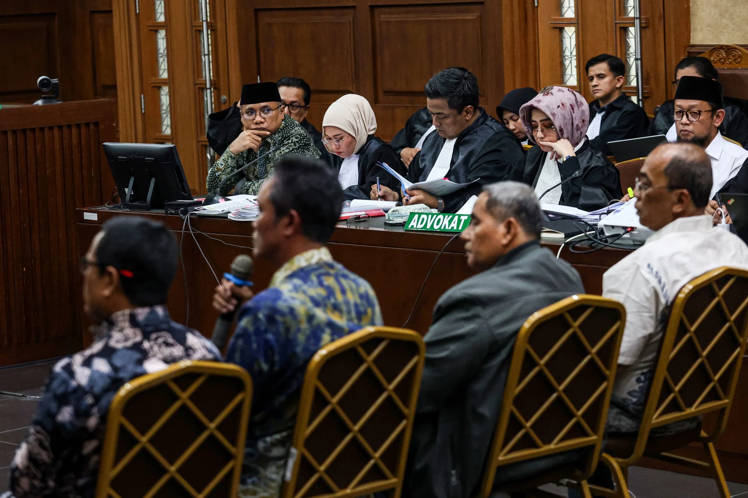Terdakwa kasus dugaan tindak pidana korupsi pada pembagian kuota dan penyelenggaraan haji di Kementerian Agama (Kemenag) tahun 2023-2024 Yaqut Cholil Qoumas (kiri) dan Abidal Azis alias Gus Alex (kanan) mendengarkan keterangan saksi saat sidang lanjutan di Pengadilan Tipikor, Jakarta, Kamis (3/9/2026). Terdakwa kasus dugaan tindak pidana korupsi pada pembagian kuota dan penyelenggaraan haji di Kementerian Agama (Kemenag) tahun 2023-2024 Yaqut Cholil Qoumas (kiri) dan Abidal Azis alias Gus Alex (kanan) mendengarkan keterangan saksi saat sidang lanjutan di Pengadilan Tipikor, Jakarta, Kamis (3/9/2026).