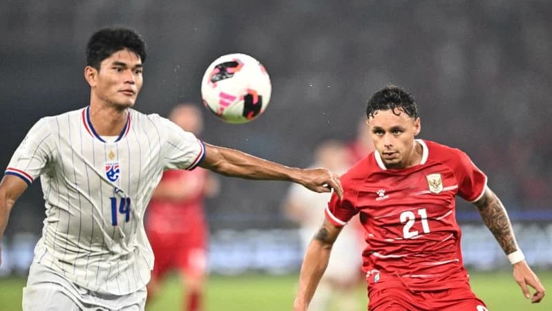 Bek sayap timnas Dean James. Bek sayap timnas Dean James.