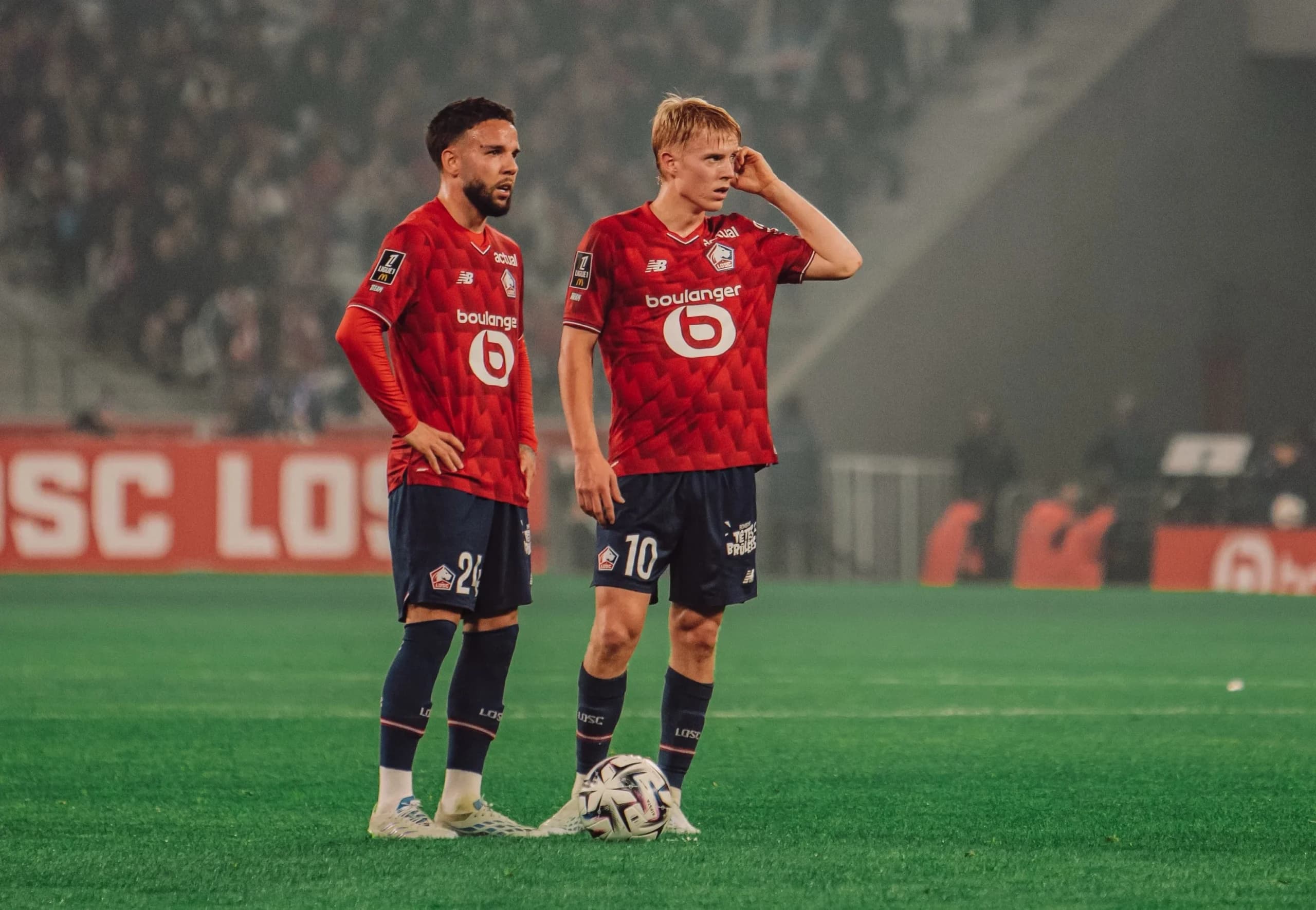Pemain Lille, Calvin Verdonk (kiri). Pemain Lille, Calvin Verdonk (kiri).