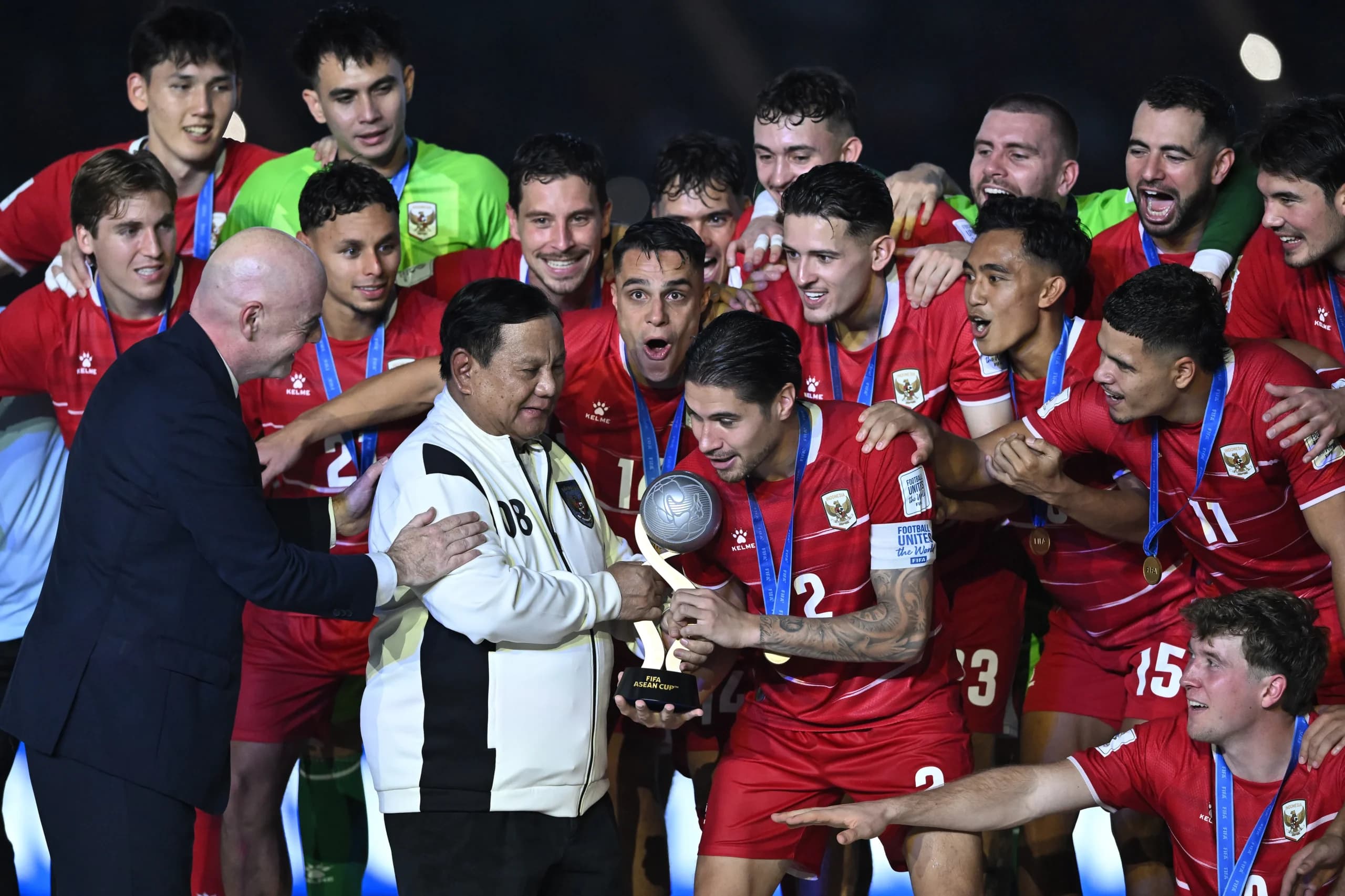 Presiden Prabowo Subianto (kedua kiri) bersama Presiden FIFA Gianni Infantino (kiri) menyerahkan piala juara FIFA ASEAN Cup 2026 kepada Timnas Indonesia di Stadion Utama Gelora Bung Karno (SUGBK), Senayan, Jakarta, Senin (5/10/2026). Presiden Prabowo Subianto (kedua kiri) bersama Presiden FIFA Gianni Infantino (kiri) menyerahkan piala juara FIFA ASEAN Cup 2026 kepada Timnas Indonesia di Stadion Utama Gelora Bung Karno (SUGBK), Senayan, Jakarta, Senin (5/10/2026).