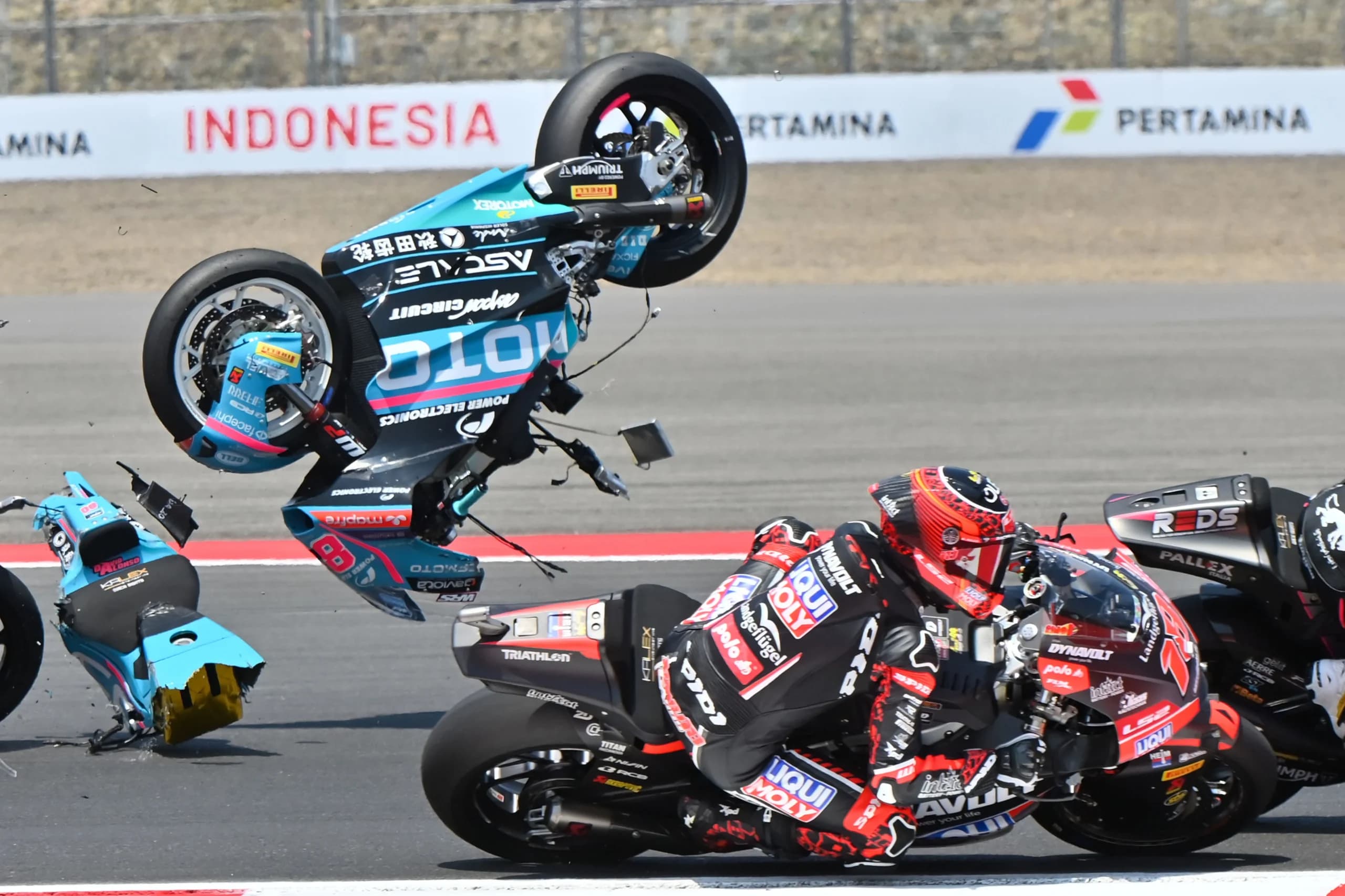 Sepeda motor pembalap CFMOTO Power Electronics Aspar Team David Alonso (kiri) terpental usai bersenggolan dengan rekan satu timnya, Daniel Holgado (tidak terlihat) saat balapan Moto2 Pertamina Grand Prix of Indonesia 2026 di Sirkuit Internasional Pertamina Mandalika, KEK Mandalika, Lombok Tengah, NTB Sepeda motor pembalap CFMOTO Power Electronics Aspar Team David Alonso (kiri) terpental usai bersenggolan dengan rekan satu timnya, Daniel Holgado (tidak terlihat) saat balapan Moto2 Pertamina Grand Prix of Indonesia 2026 di Sirkuit Internasional Pertamina Mandalika, KEK Mandalika, Lombok Tengah, NTB