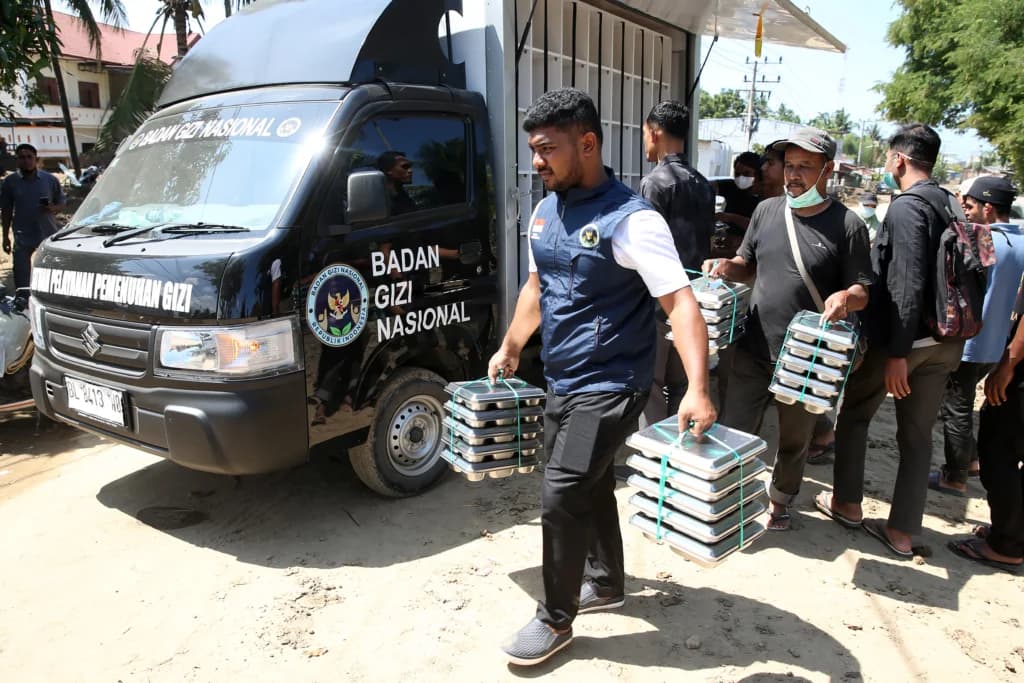 Petugas Satuan Pelayanan Pemenuhan Gizi (SPPG) Badan Gizi Nasional mengantar makanan untuk pengungsi bencana banjir luapan Sungai Meureudu di dapur umum Desa Manyang Cut, Pidie Jaya, Aceh Petugas Satuan Pelayanan Pemenuhan Gizi (SPPG) Badan Gizi Nasional mengantar makanan untuk pengungsi bencana banjir luapan Sungai Meureudu di dapur umum Desa Manyang Cut, Pidie Jaya, Aceh