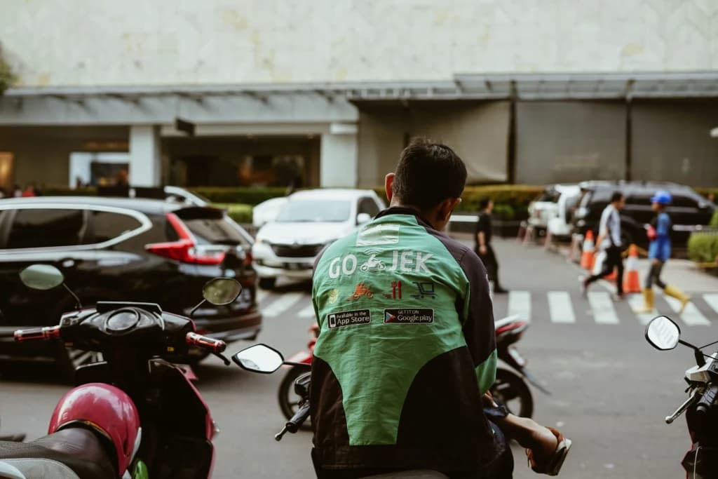 Ilustrasi Ojek Online. (Sumber: Unsplash/Afif Ramdhasuma) Ilustrasi Ojek Online. (Sumber: Unsplash/Afif Ramdhasuma)