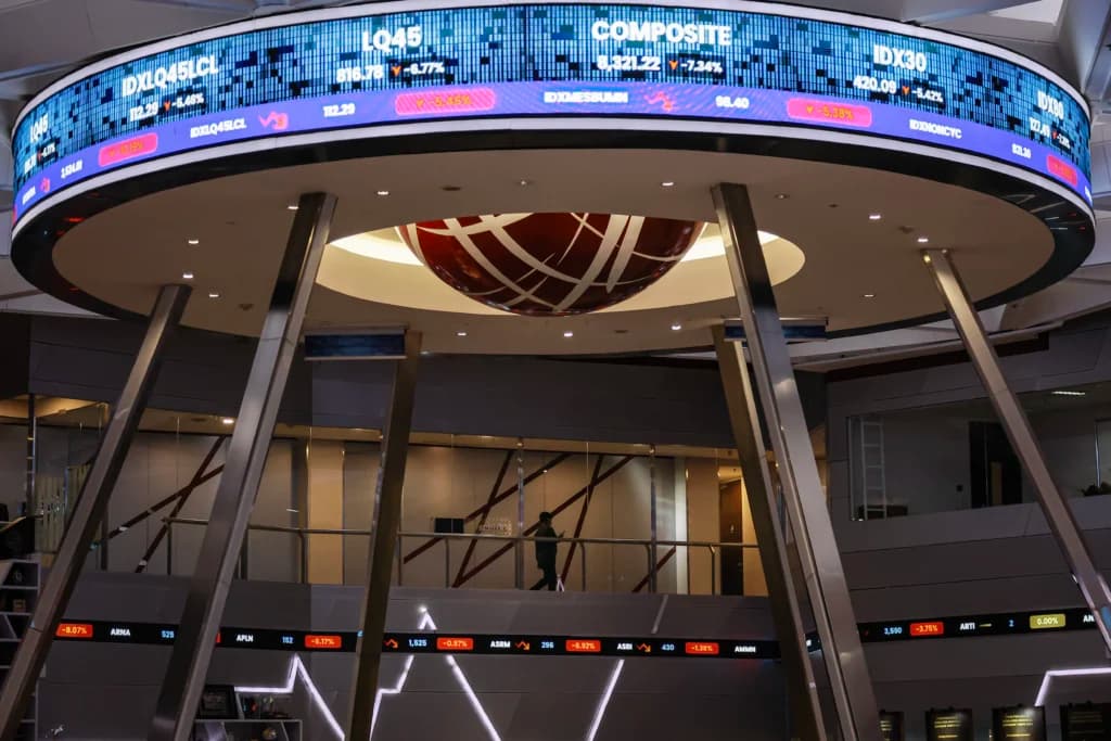 Seorang pria berjalan di atas layar digital pergerakan Indeks Harga Saham Gabungan (IHSG) di Bursa Efek Indonesia (BEI), Jakarta, Rabu (28/1/2026). Seorang pria berjalan di atas layar digital pergerakan Indeks Harga Saham Gabungan (IHSG) di Bursa Efek Indonesia (BEI), Jakarta, Rabu (28/1/2026).