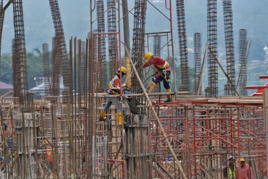 Pekerja menyelesaikan pekerjaan konstruksi pada pembangunan Sekolah Rakyat Jawa Tengah 1 di Candiyasan, Kertek, Wonosobo, Jawa Tengah, Jumat (15/5/2026). ANTARA FOTO/Anis Efizudin/foc. Pekerja menyelesaikan pekerjaan konstruksi pada pembangunan Sekolah Rakyat Jawa Tengah 1 di Candiyasan, Kertek, Wonosobo, Jawa Tengah, Jumat (15/5/2026). ANTARA FOTO/Anis Efizudin/foc.