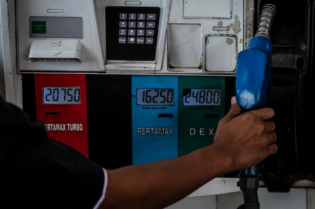 Petugas bersiap melayani pengisian bahan bakar minyak (BBM) jenis Pertamax di SPBU Pertamina Jalan Veteran, Semarang, Jawa Tengah Petugas bersiap melayani pengisian bahan bakar minyak (BBM) jenis Pertamax di SPBU Pertamina Jalan Veteran, Semarang, Jawa Tengah