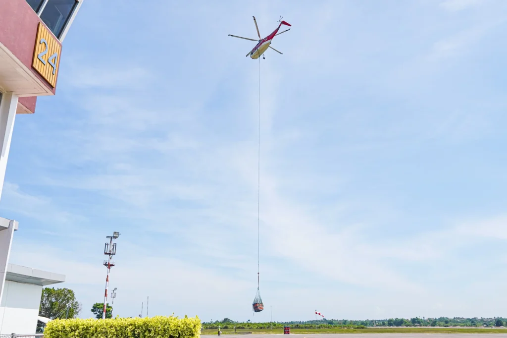 Pertamina kirim bantuan LPG menggunakan helikopter.