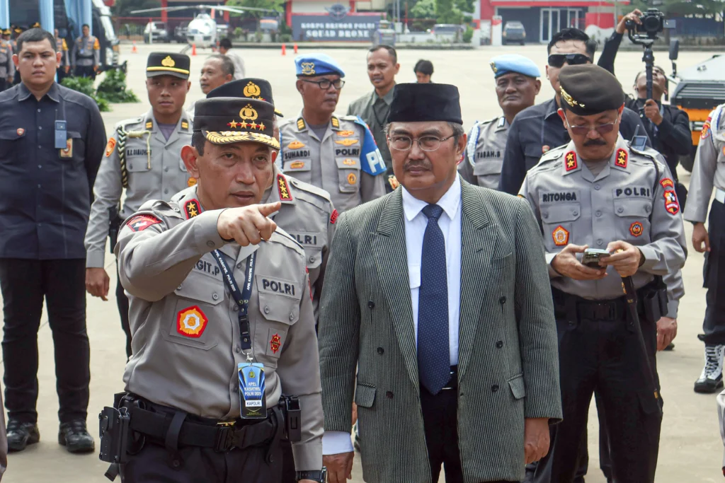 Kapolri Jenderal Listyo Sigit Prabowo (kiri) bersam Ketua Komite Percepatan Reformasi Polri Jimly Asshiddiqie(tengah) berbincang usai menggelar Apel Kasatwil Polri di Satlat Brimob, Cikeas, Kabupaten Bogor, Jawa Barat
