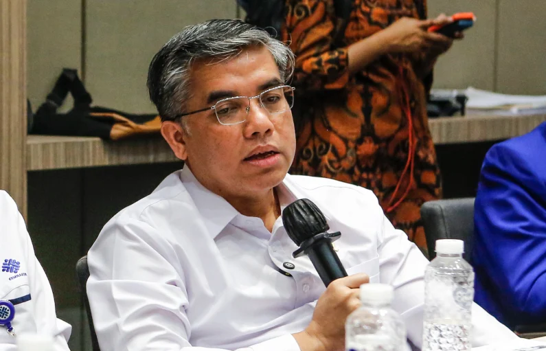 Menteri Ketenagakerjaan Yassierli (kanan) menyampaikan strategi dan kebijakan dalam keterbukaan informasi pada presentasi uji publik di Jakarta, Selasa (18/11/2025).