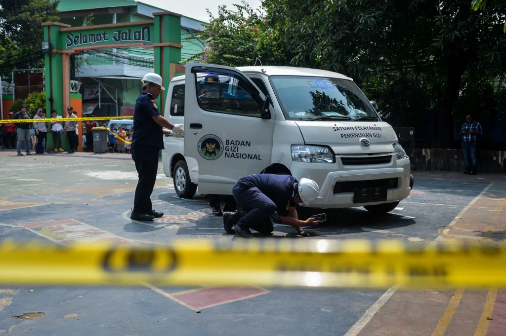 Petugas Dinas Perhubungan memeriksa mobil pengangkut Makan Bergizi Gratis (MBG) yang menabrak siswa dan guru di SDN Kalibaru 01 Pagi, Cilincing, Jakarta, Kamis (11/12/2025)