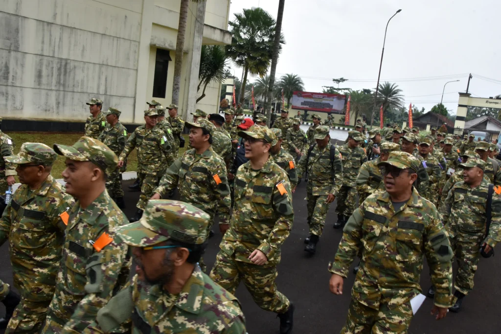 Sejumlah peserta berjalan bersama saat Retret Persatuan Wartawan Indonesia (PWI) tahun 2026 di Pusat Kompetensi Bela Negara, Rumpin, Bogor, Jawa Barat